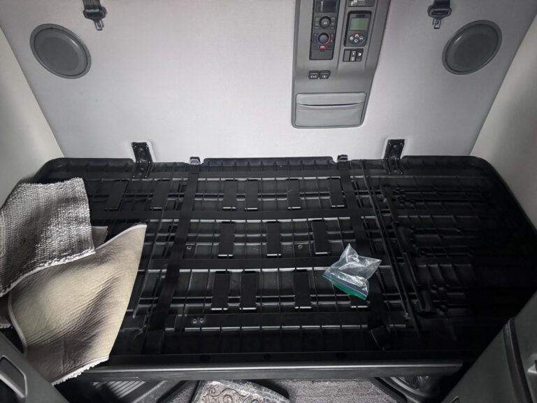 cab photo 2 for vin 4V4NC9EH8NN303168