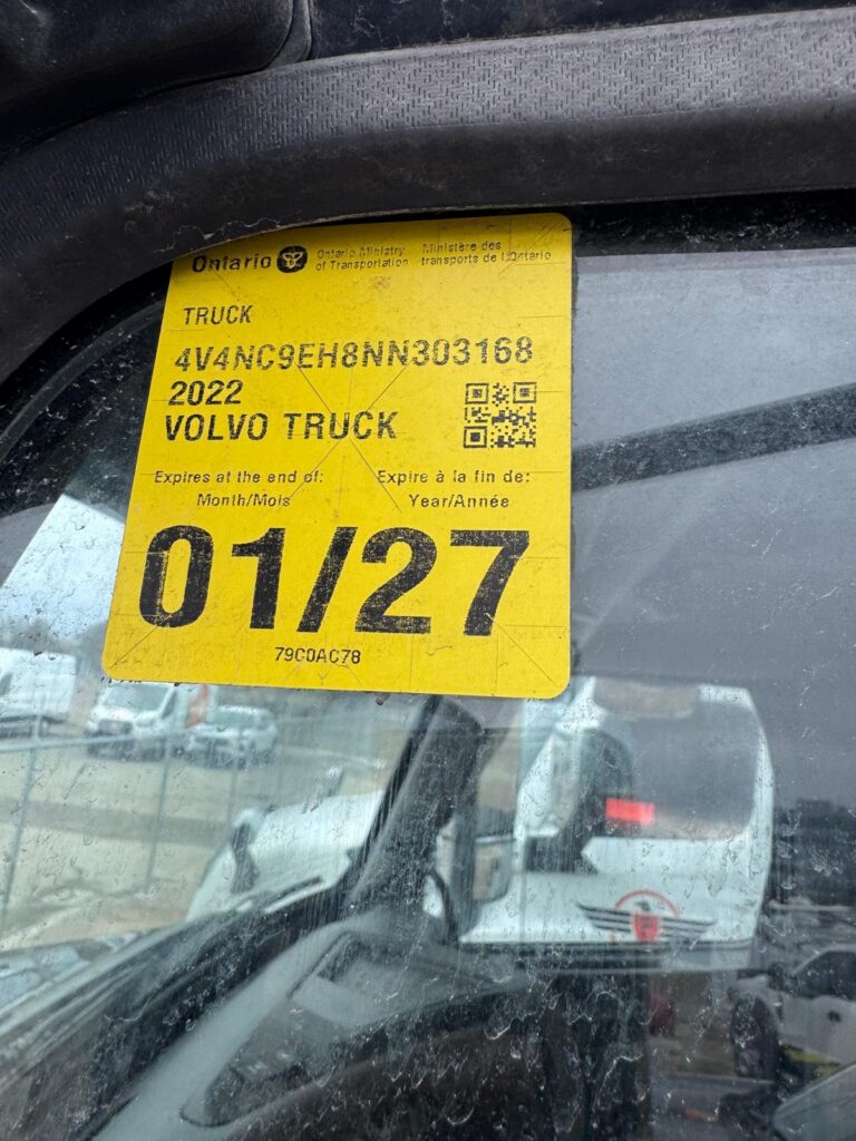 vin photo yellow 4V4NC9EH8NN303168