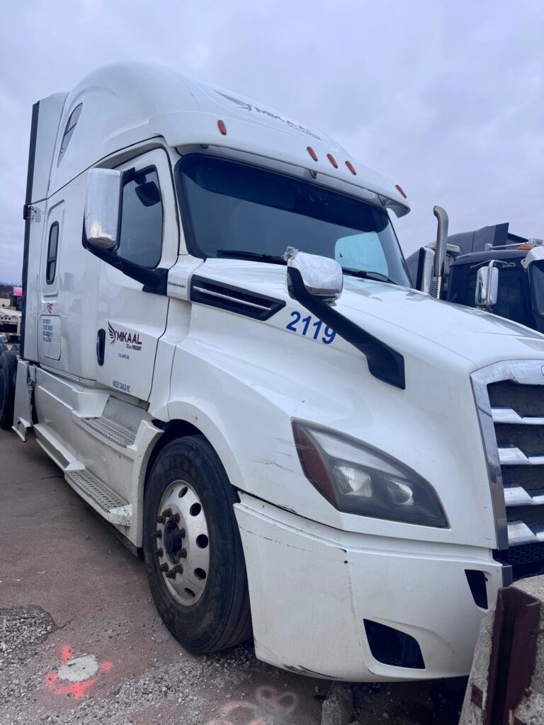 3AKJHHDR5JSJW2398 right side